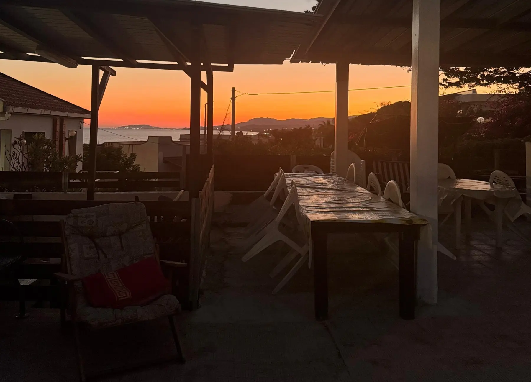 Terrazza di Villa Conchiglia con tavolo e vista sul tramonto